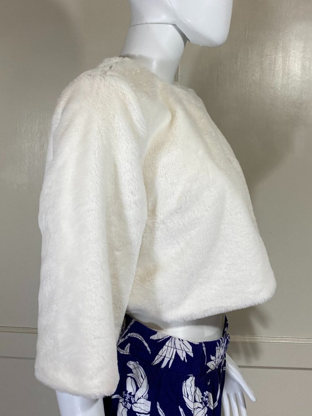 BETSEY JOHNSON '14 White Faux Fur Cape Bolero Jacket Lined Sz M Y2K Glam ($135) - Picture 3 of 9